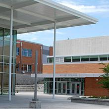 Exterior of Lake Washington High School. 在阳光明媚的日子里，新建的砖砌学校，配有玻璃门和窗户.